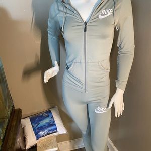 Mint green hoodie with front zipper and leggings